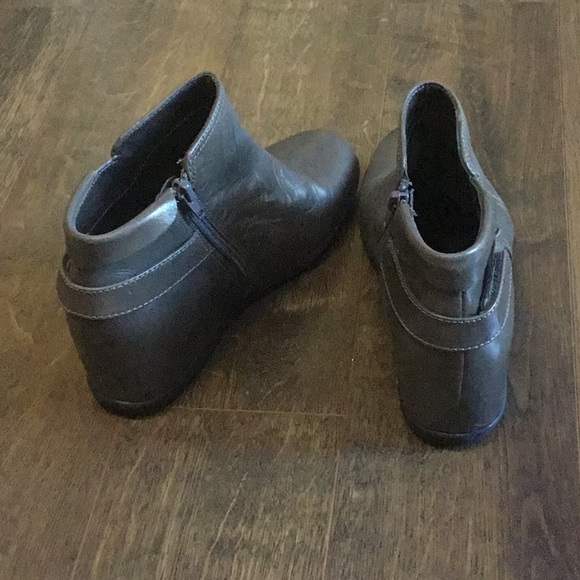 Me Too taupe wedge booties - Picture 2 of 3